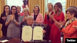 El presidente Donald Trump en la Casa Blanca durante la firma de dos leyes que autorizan a la NASA y a la Fundación Nacional de Ciencia a alentar a las mujeres y a las niñas para que estudien carreras relacionadas con la ciencia, tecnología, ingeniería y matemáticas. Foto: @Ivanka Trump.