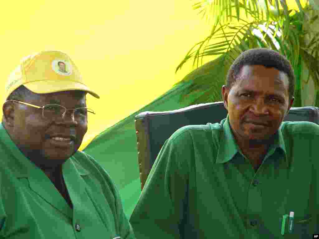 &nbsp;Rais Jakaya Kikwete akiwa na Rais Benjamin Mkapa Disemba 2005 wakati wa kampeni ya Kikwete kuingia madarakani kupitia tiketi ya Chama Cha Mapinduzi CCM.