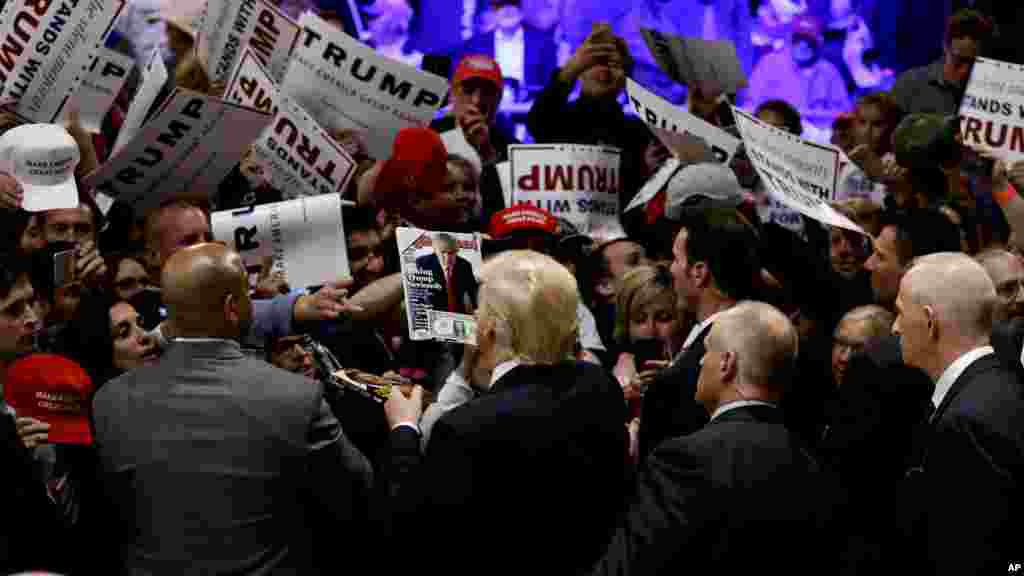 Le candidat républicain Donald Trump salue ses partisans après le rassemblement à Costa Mesa, 28 avril 2016.