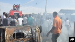 Rumbun Hotuna
Mutane sun taru kusa da inda bam ya tashi cikin mota a kasuwar "Monday Market" ta Maiduguri, talata 1 Yuli, 2014. Mutane da dama sun mutu, akasarinsu mata tsoffi da almajirai dake bara.