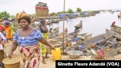 Des mères de famille en pleine activité journalière dans le village lacustre de Sô Ava, Bénin, 14 juillet 2017. (VOA/ Ginette Fleure Adandé)