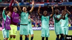 Les joueurs du Portugal célèbrent leur victoire face à la Croatie lors des huitièmes des finales de l’Euro 2016 à Lens, France, le 25 juin 2016.