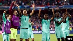 Les joueurs du Portugal célèbrent la victoire de leur équipe sur celle de la Croatie au terme du match des huitièmes des finales de l’Euro 2016 au Stade Bollaert-Delelis à Lens Agglomeration, France, 25 juin 2016. epa / ROLEX DELA PENA 