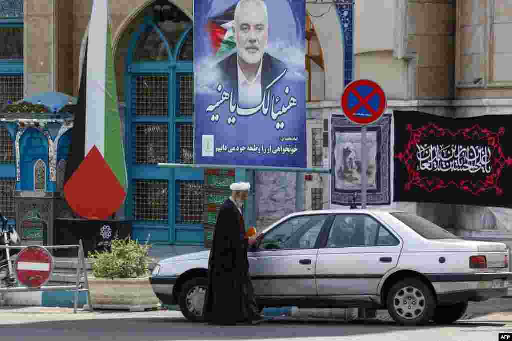 یک جاده در شهر تهران، پایتخت ایران با تصویری از اسماعیل هنیه، رهبر پیشین سیاسی گروه حماس که در تهران کشته شد. در زیر عکس هنیه نوشته شده است &quot;خونخواهی او را وظیفۀ خود می&zwnj;دانیم.&quot; &nbsp;