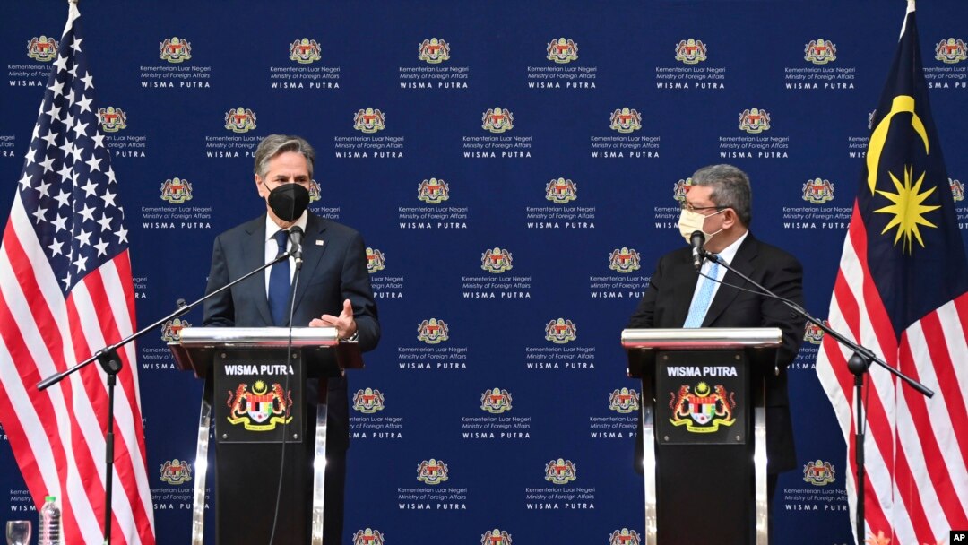 Menlu AS Antony Blinken (kiri) dalam konferensi pers bersama Menlu Malaysia Saifuddin Abdullah di Putrajaya, Malaysia, 15 Desember 2021. (Jai Huzaini/Ministry of Foreign Affair via AP)
