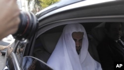 El fiscal jefe de Arabia Saudí, Saud al-Mojeb, sale del consulado de su país en Estambul, el 30 de octubre de 2018. (Can Erok/DHA via AP)