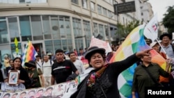 Manifestantes y miembros de sindicatos locales marchan contra la Presidenta de Perú, Dina Boluarte, en Lima, Perú, el 7 de diciembre de 2023.