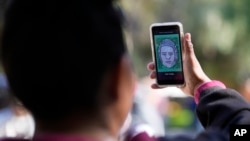 Un migrante de Michoacán, México, usa la aplicación CBP One en Tijuana, el 24 de enero de 2023.