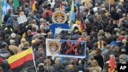 Des manifestants se rassemblent pour PEGIDA, un parti d'extrême-droite, à Dresde, Allemagne, le 3 octobre 2016. 