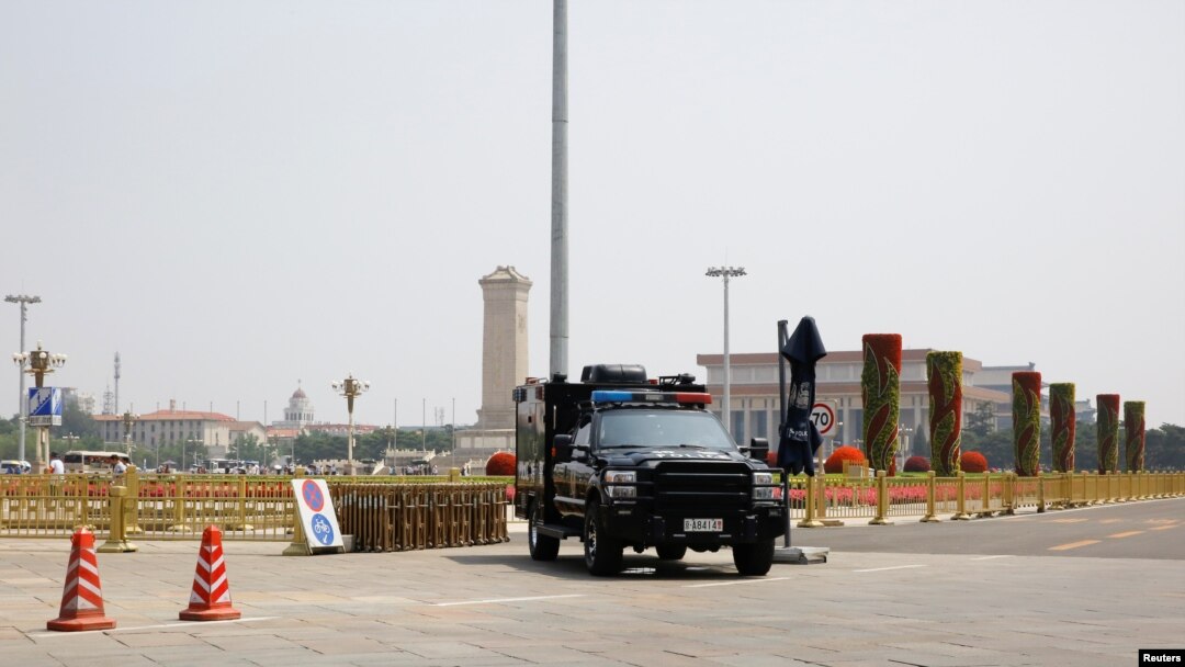 Sebuah kendaraan polisi di Lapangan Tiananmen, Beijing, China, 4 Juni 2019. (Foto: Reuters)