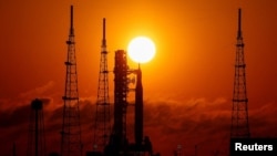 جرد آیزکمن، رییس ناسا خاطرنشان کرد که پس از اولین فرود موفقیت‌آمیز، آن‌ها در نظر دارند هر شش ماه یک‌بار تیم از فضانوردان را راهی سطح مهتاب کنند تا حضور انسان در آنجا همیشگی شود. عکس: رویترز