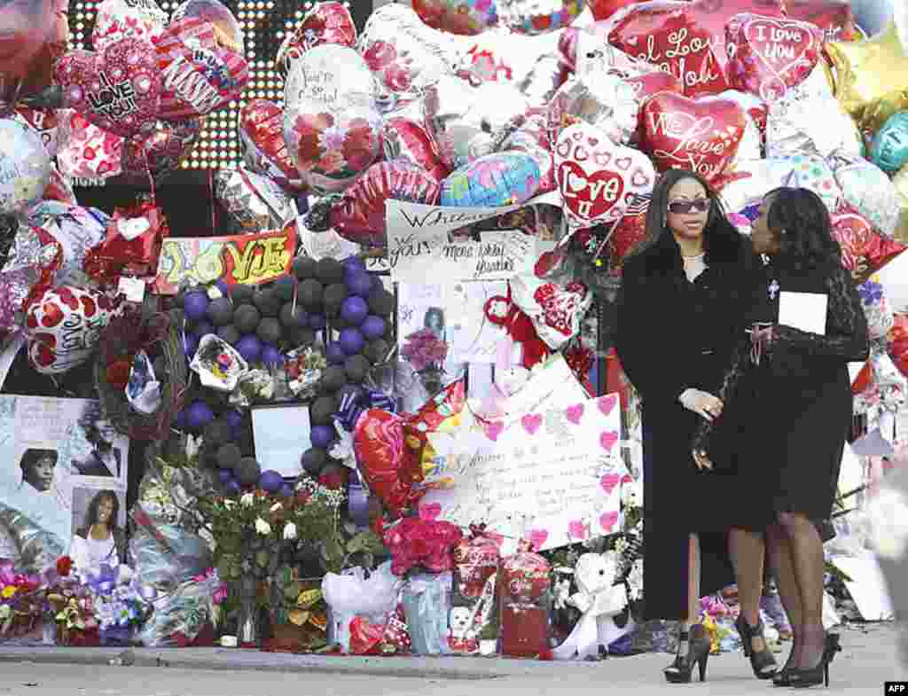 Family and friends arrive for the funeral service of pop singer Whitney Houston at the New Hope Baptist Church in Newark, New Jersey February 18, 2012. (REUTERS)