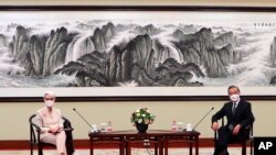 En esta foto proporcionada por el Departamento de Estado aparecen la subsecretaria de Estado de Estados Unidos, Wendy Sherman, y el ministro de Relaciones Exteriores de China, Wang Yi, en Tianjin, China, el lunes 26 de julio de 2021.