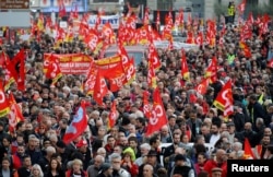 Muchos salieron a las calles en Francia con demandas al gobierno de Emmanuel Macron.