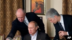 Евгений Пригожин (слева) и тогдашний премьер-министр России Владимир Путин. 11 ноября 2011.