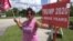Manifestantes protestaron por la reunión de Pelosi con la comunidad venezolana en el sur de la Florida.