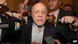 Menteri Perminyakan Iran, Bijan Zangeneh berbicara kepada media. 