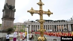 El papa Francisco asiste a la misa del Domingo de Ramos en la Plaza de San Pedro del Vaticano el 2 de abril de 2023.