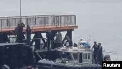 Rescatistas de la Armada chilena y la policía recuperaron el cuerpo de Piñera del Lago Ranco luego de que su helicóptero capotara, el 6 de febrero de 2024.