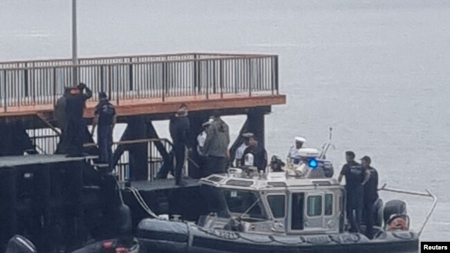 Rescatistas de la Armada chilena y la policía recuperaron el cuerpo de Piñera del Lago Ranco luego de que su helicóptero capotara, el 6 de febrero de 2024.