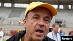 Gernot Rohr s'adressant à la presse au stade de Libreville, Gabon le 25 janvier 2012