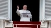 Papa Francisco pide usar la Biblia como el celular