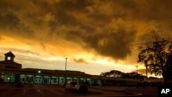 Awan tebal menyelimuti langit di atas Gereja Paroki Santo Michael di Barbados, saat Badai Tropis Dorian bergerak menuju kawasan tersebut, Senin, 26 Agustus 2019.