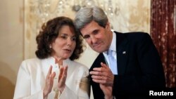 Menlu AS John Kerry dan istrinya Teresa Heinz-Kerry pasca pelantikannya sebagai Menlu AS di Washington DC, 6 February 2013 (Foto: dok). Istri Menlu AS dikabarkan sedang sakit keras dan dirawat di RS Massachusetts di Boston.