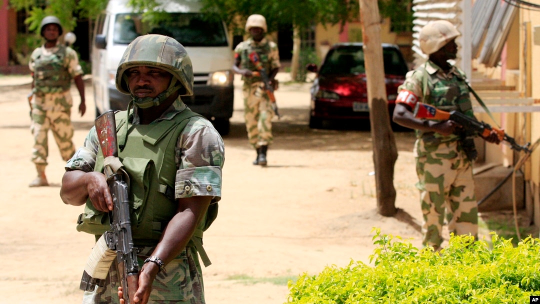 Tentara Nigeria melakukan penjagaan di Maiduguri (foto: dok).