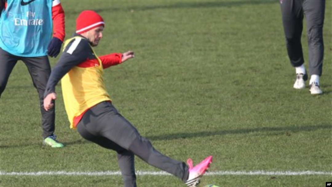 David Beckham saat sesi latihan dengan tim PSG di Paris (13/2). Presiden PSG ingin mempertahankan keberadaan Beckham di PSG hingga musim kompetisi mendatang.