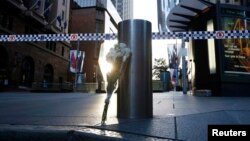 Karangan bunga di dekat lokasi penyanderaan di pusat kota Sydney (16/12). (Reuters/Jason Reed)