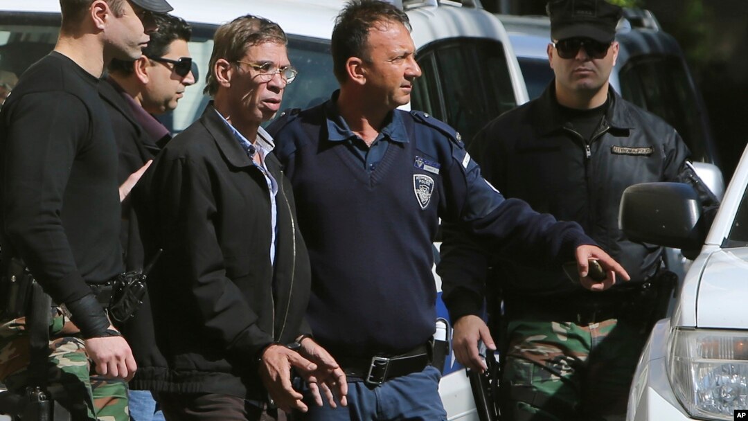 Seif Eddin Mustafa (segundo desde la izquierda) enfrenta cargos de secuestro de avión, plagio y amenazas de violencia.
