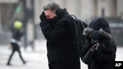 Para penglaju menantang tiupan angin dan salju di tengah udara membeku di Cincinnati, Ohio, 30 Januari 2019 (foto: AP Photo/John Minchillo)