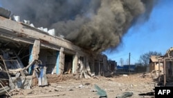 Fotografija objavljena na Telegram nalogu načelnika regionalne državne administracije Kharkiv Oleha Synehubova 10. aprila 2024. prikazuje dim koji se diže iznad zgrade nakon raketnog napada u kojem su ubijeni dijete i dvije žene.