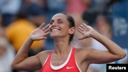 Roberta Vinci of Italy celebrates with the crowd after defeating Serena Williams of the US in their women's singles semi-final match at the US Open Championships tennis tournament in New York, Sept. 11, 2015.