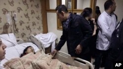 El embajador vietnamita visitó a los heridos del ataque en un hospital del Cairo.