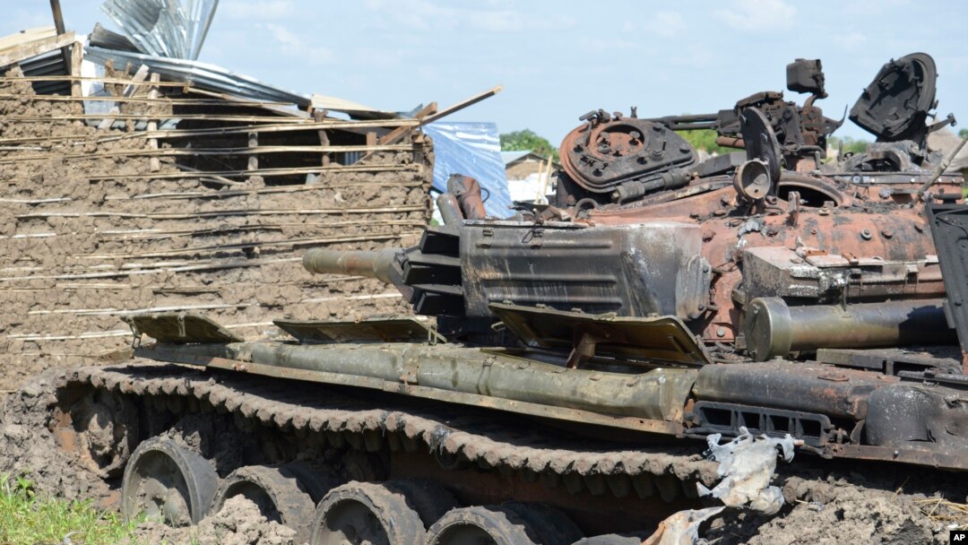 Tank-tank hancur akibat pertempuran antara Salva Kiir dan Riek Machar di area Jabel, Juba, Sudan Selatan. (Foto: dok.)