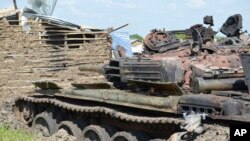 Tank-tank hancur akibat pertempuran antara Salva Kiir dan Riek Machar di area Jabel, Juba, Sudan Selatan. (Foto: dok.)