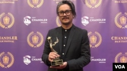 ທ່ານກຸສົນສະຫວັນ ຫຼື Van ດິດທະວົງ ນັກສ້າງຮູບເງົາ ໂຮລີວູດ ຂອງສະຫະລັດອາເມຣິກາ ໄດ້ຮັບລາງວັນບຸນຮູບເງົວ Best Late Night Film ໃນລັດອາຣີໂຊນາ.