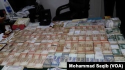 محکمہ لوکل گورنمٹ کے اسسٹنٹ کے گھر سے برإٓمد ہونے والی کرنسی۔ 19 اپریل 2018