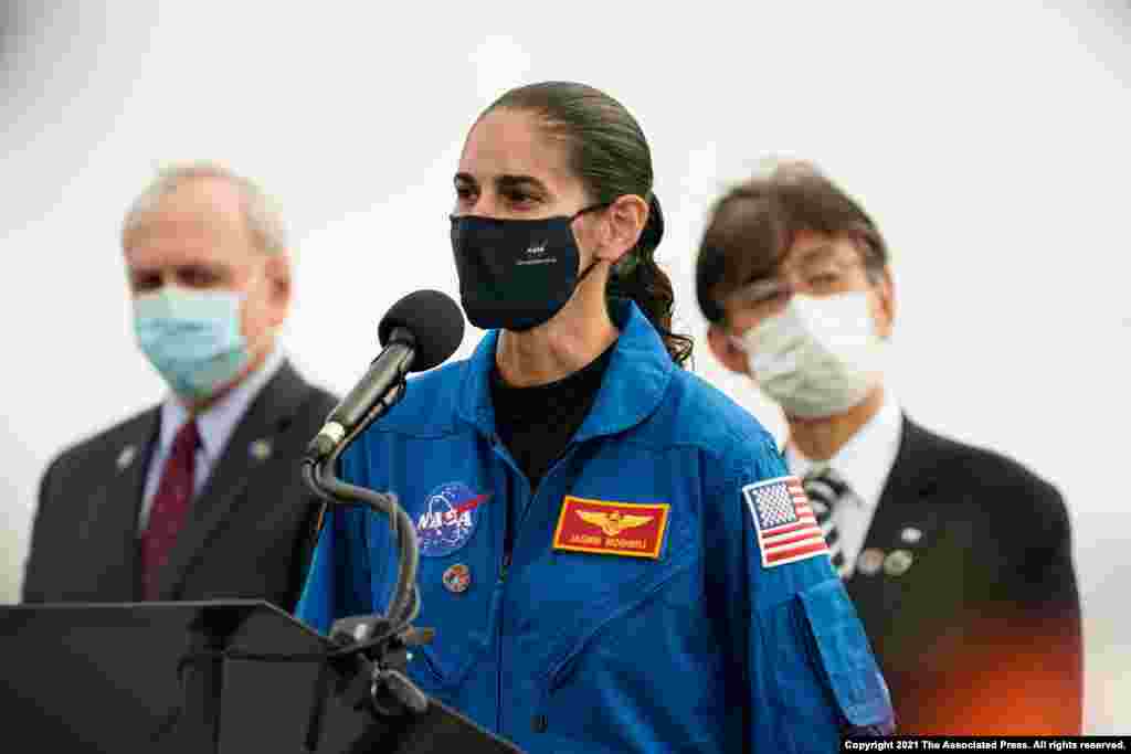 یاسمین مقبلی، فضانورد ایرانی – آمریکایی ناسا، در یک کنفرانس خبری در مرکز فضایی کندی در کیپ کارناورال، فلوریدا