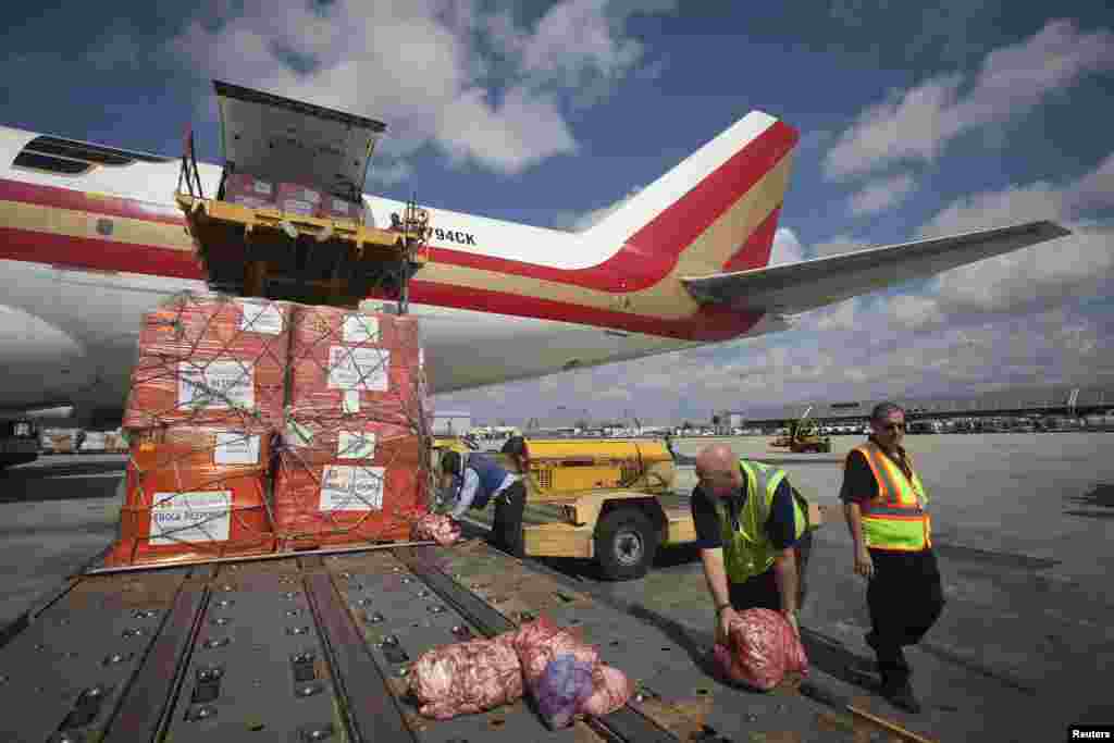 Barang-barang bantuan medis siap dimasukkan ke dalam pesawat&nbsp;747 di bandara John F.Kennedy, New York (20/9). 