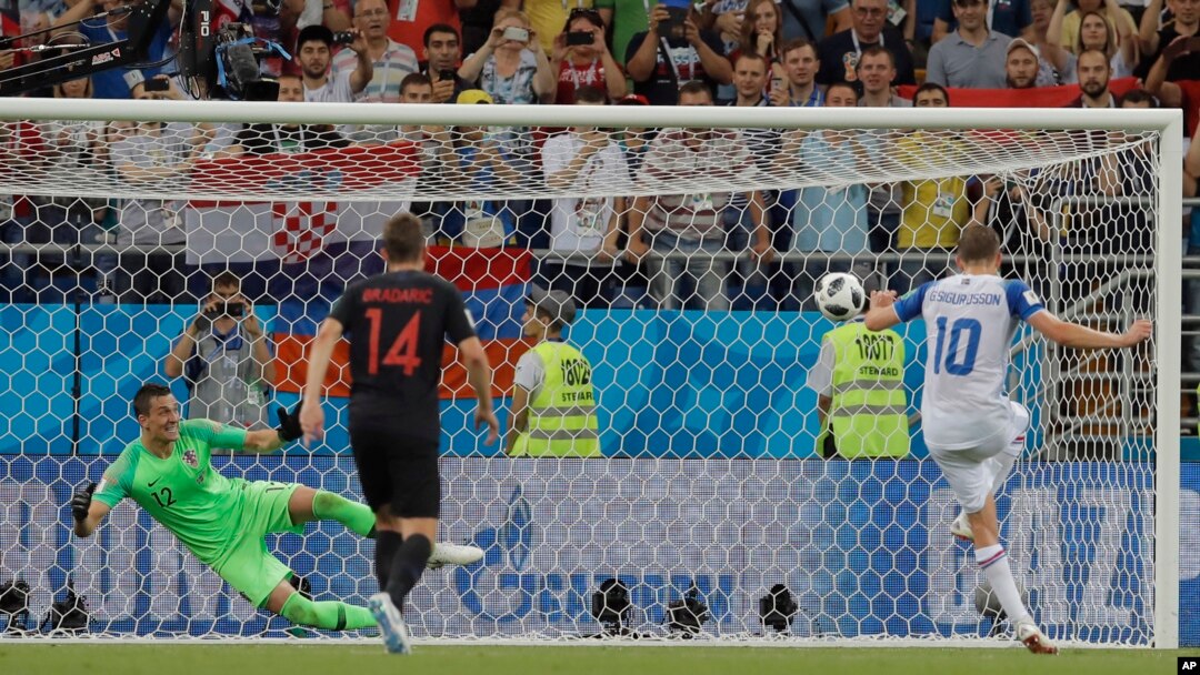 Pemain Eslandia, Gylfi Sigurdsson, kanan mencetak gol pembuka lewat tendangan penalti dalam pertandingan grup D antara Eslandia melawan Kroasia, pada pertandingan Piala Dunia 2018 di Rostov Area di Rostov-on-Don, Rusia, 26 Juni 2018 (foto: AP Photo/Vadim Ghirda)