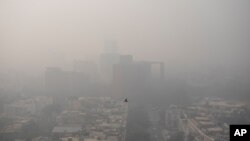 Kabut asap menutupi gedung-gedung pencakar langit di New Delhi, India, Kamis, 4 November 2020.