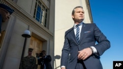 El secretario de Defensa, Pete Hegseth, llega al Pentágono el lunes 27 de enero de 2025 en Washington. (Foto AP/Kevin Wolf)