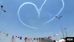 Aviones de la Fuerza Aérea de Egipto dibujan un corazón en el cielo sobre la Plaza Tahrir ante el delirio de los manifestantes. (Sharon Behn/VOA)