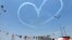 Aviones de la Fuerza Aérea de Egipto dibujan un corazón en el cielo sobre la Plaza Tahrir ante el delirio de los manifestantes. (Sharon Behn/VOA)