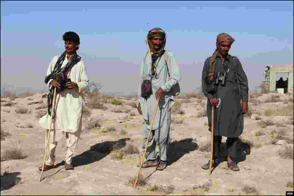 کھیرتھر نیشنل پارک کے ٹورسٹ گائیڈ جو سیاحوں کو پارک کی سیر کراتے ہیں