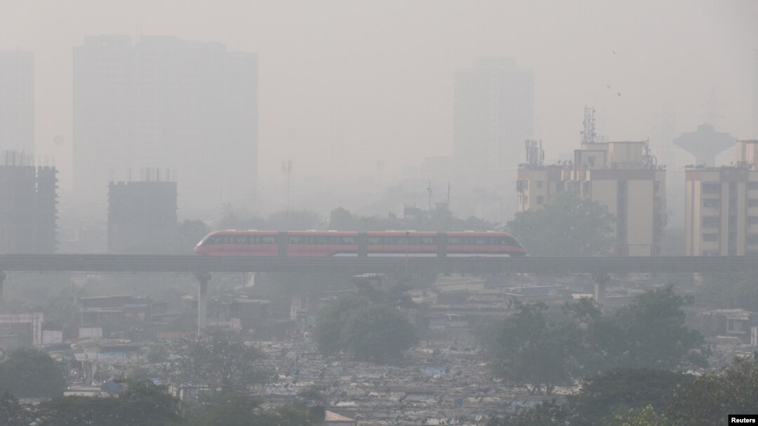 La contaminación ambiental oscurece la visibilidad en Bombay, India, el 7 de enero de 2021.