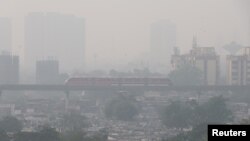 La contaminación ambiental oscurece la visibilidad en Bombay, India, el 7 de enero de 2021.